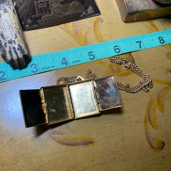 Vintage Locket Pendant Necklace - Picture 8 of 9